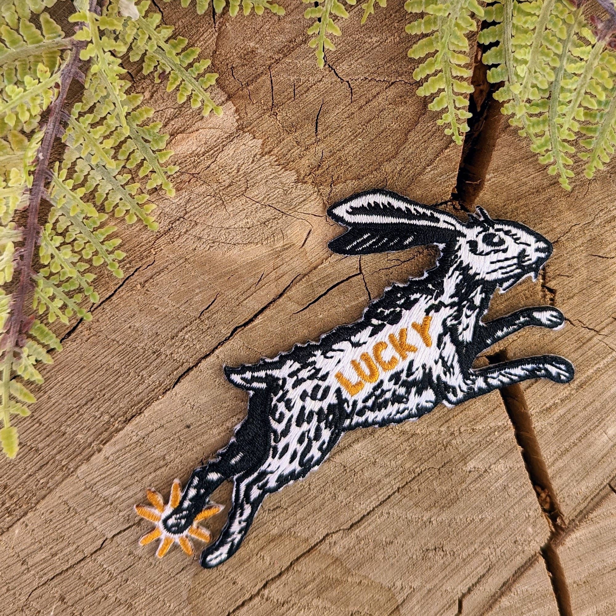 A little rabbit and his special foot to bring you good luck.
Based on an India ink painting by ilikesara / Sara Schalliol-Hodge (check out the video to see the original painting).
-black, white, brown
-4.3" x 2.8"
-iron-on backing
instructions for i