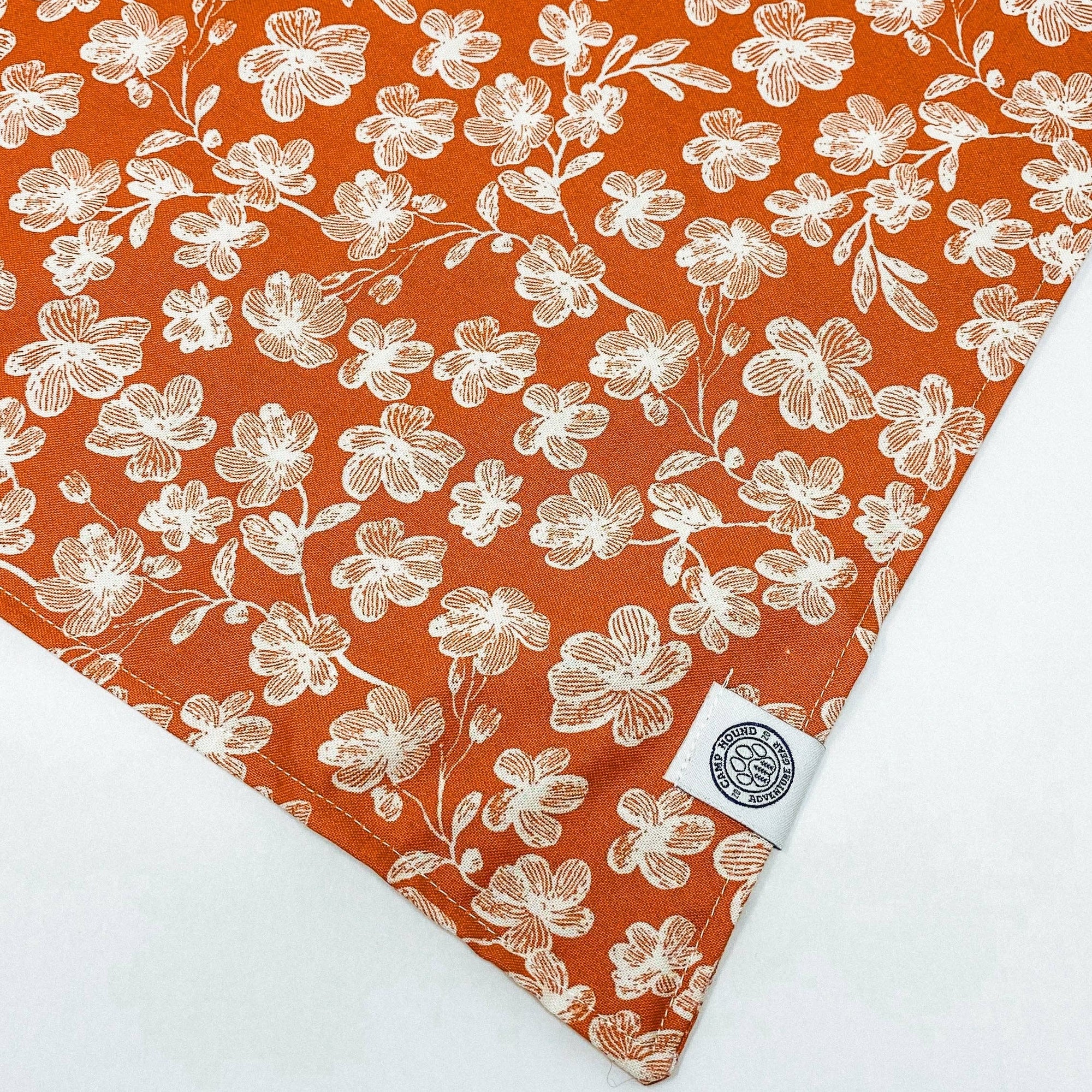 Introducing Flora, your pup's perfect fall accessory! This stylish bandana features a beautiful boho floral pattern featuring rust tones for an autumn feel. Keep your pup stylish in the cooler months with Flora!
All of our bandanas are tie-on.
We recomm