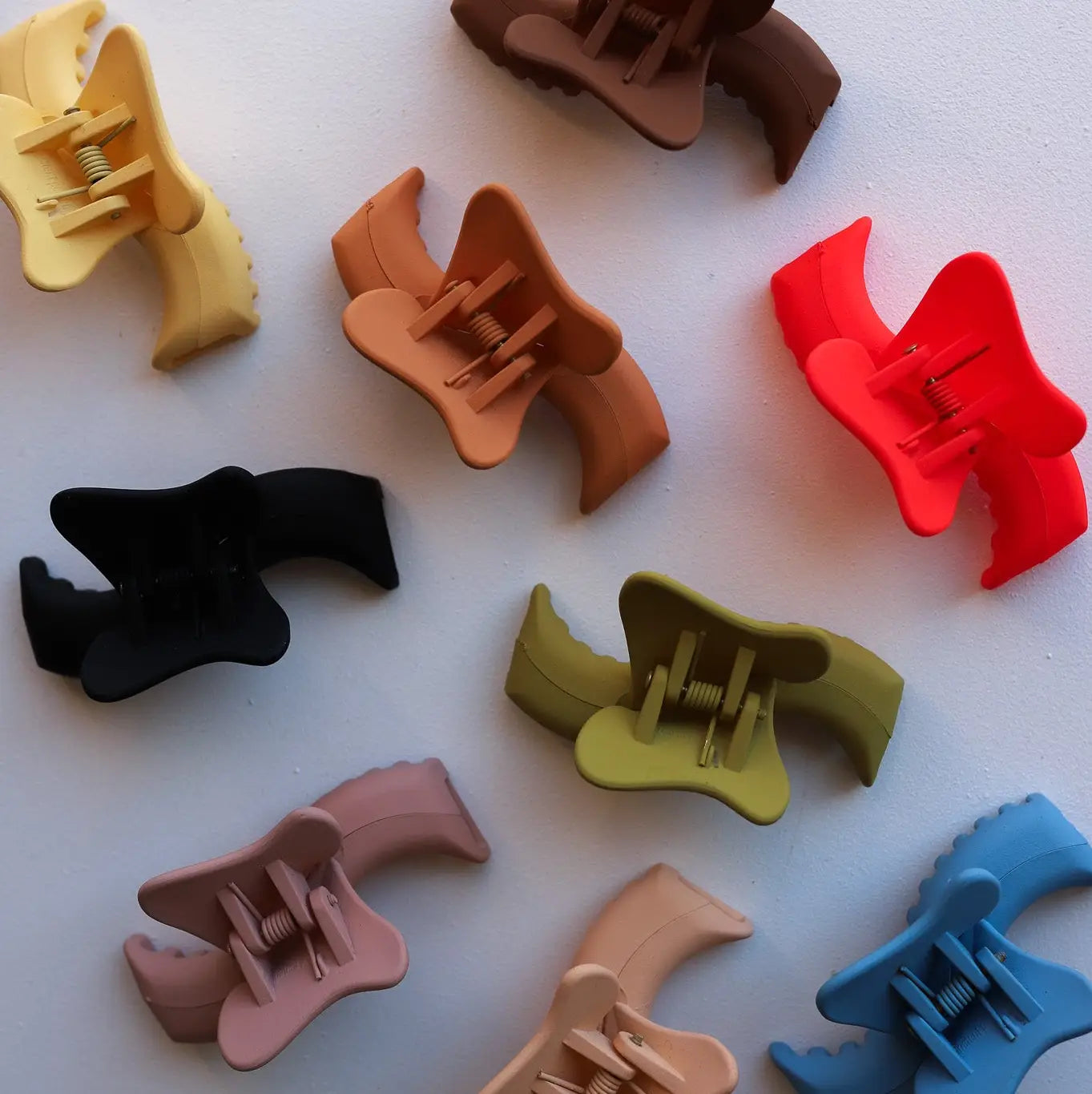 KAXI- Mini Wavy Hold Everything Claw