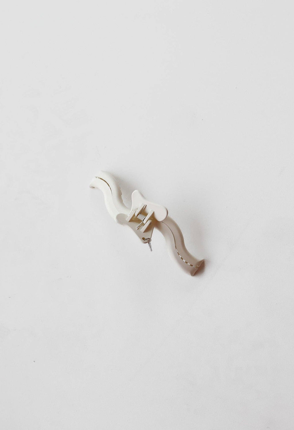 KAXI- Cream Hold Everything Claw — Wavy 5" Hair Claw