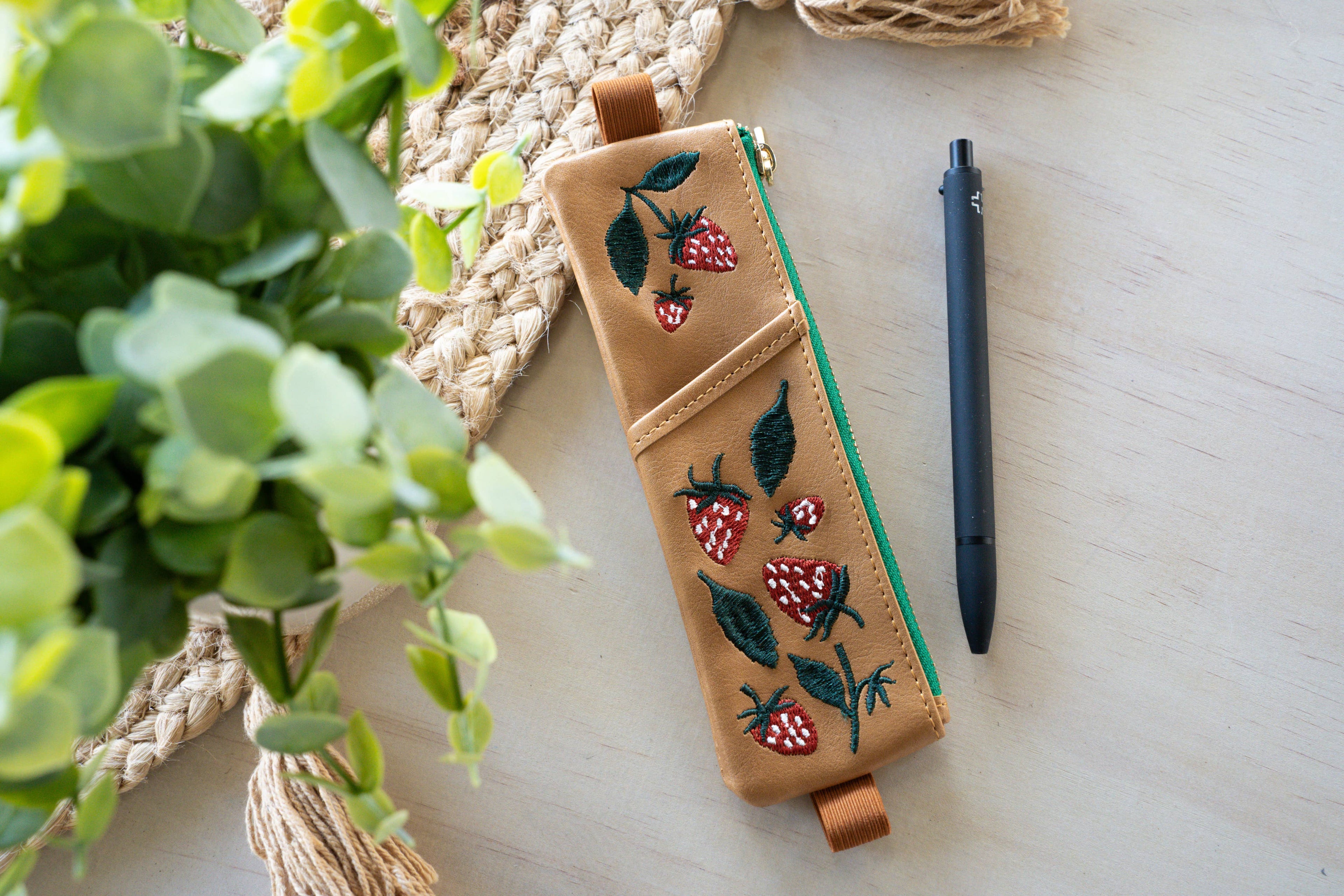 Denik- Elana's Berries Embroidered Notebook Pouch