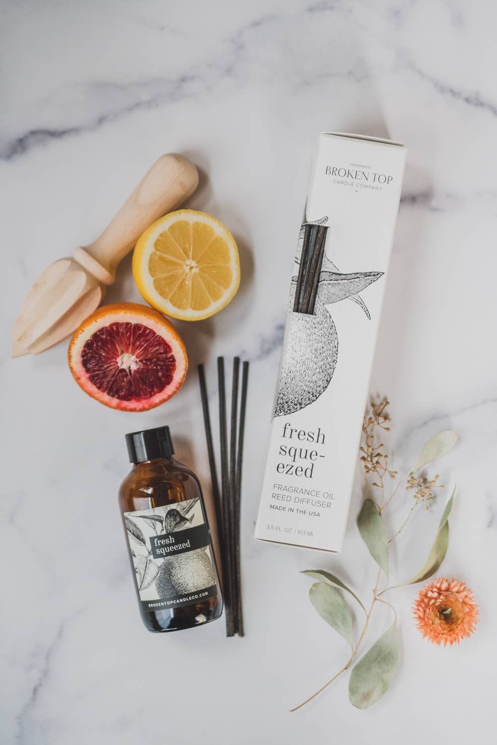 Scent Notes: Bergamot | Blood Orange | Cedar

Our reed diffuser is a classic and beautifully crafted vessel that efficiently distributes fragrance over a long period of time. Cloaked in our signature botanical artwork, and set off by subtle black reeds, t