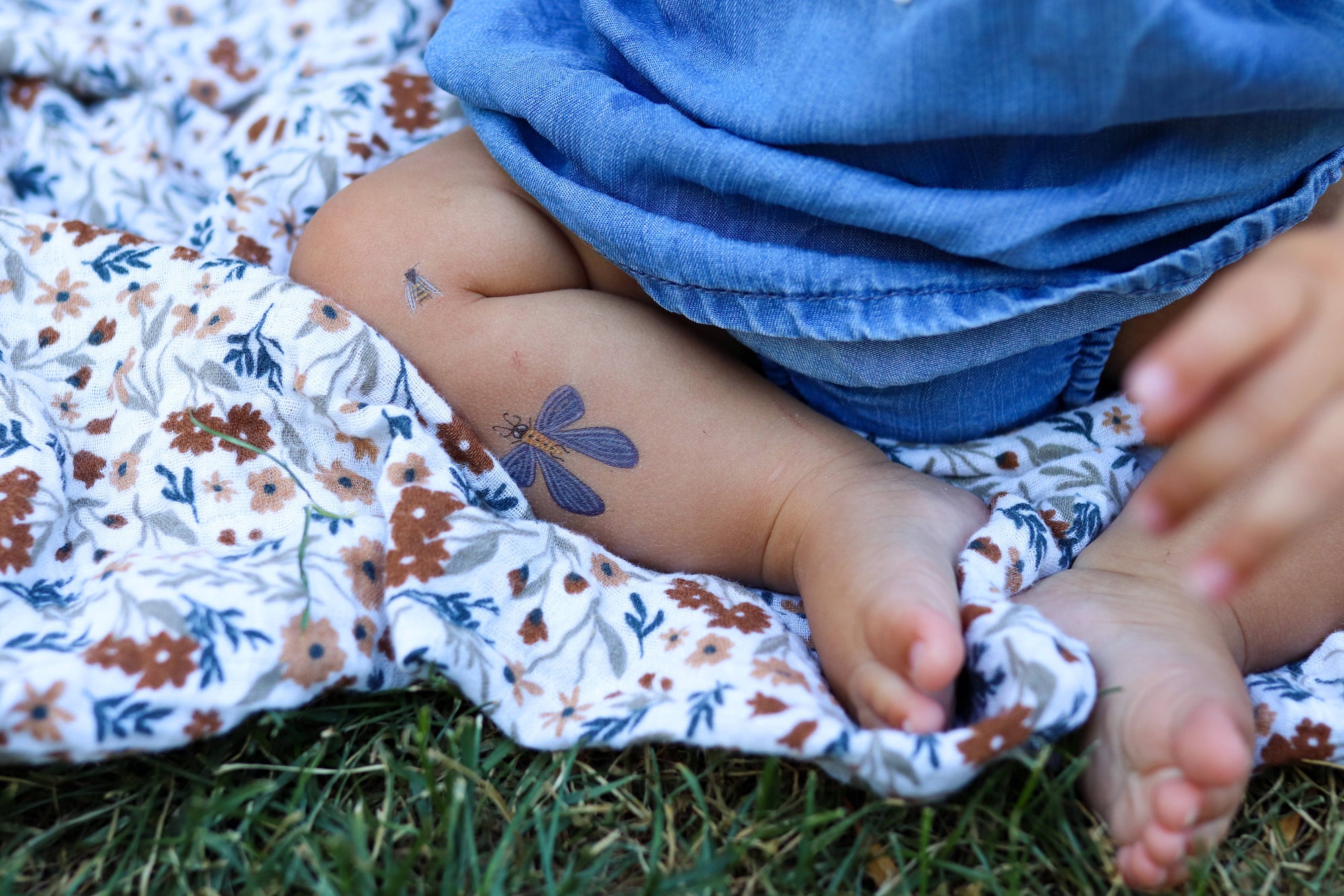 Set of 2 watercolor bug-themed temporary tattoos. A butterfly, a mantis, a centipede, 2 bumblebees, 4 ladybugs, and a colorful moth. Easily cut them apart for 10 separate tattoos, or apply all at once for one big tattoo!

Approximate size of tattoo: 3 inc